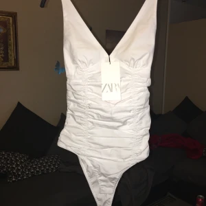 Söt body!  - Söt body från Zara helt OANVÄND då den inte passa överhuvudtaget...😞 Fler bilder går att ordna och prislappen samt kvitto finns kvar! 