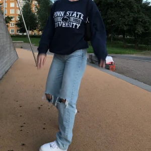 Collage sweetshirt  - Säljer denna skit snygga collage sweetshirten från beyond retro, den är rätt oversize 😁