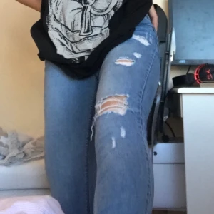 Size S - Low rise jeans från pimkie😌                                              Använda ungefär 5 gånger                                                    Säljer pga använder inte✌🏽.                                                Köparen står för frakten 