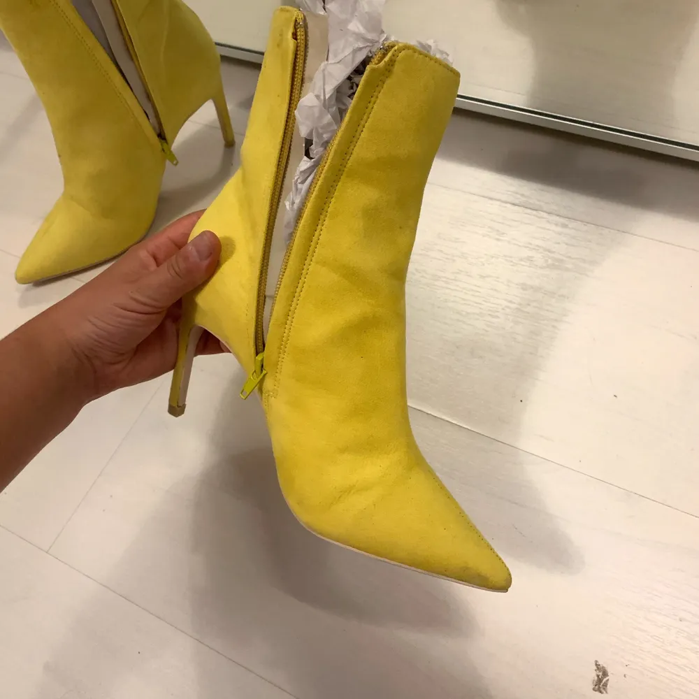Fräckaste gula bootsen! Helt oanvända! Väldigt klar färg i suede material. Kan mötas i stockholm eller så betalar köpare för frakt. Skor.