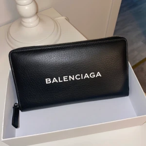 Balenciaga plånbok - En äkta Balenciaga plånbok som aldrig kommit till användning. Inga förslitningar varken inuti eller utanpå✨ lägger ut för 1200kr men pris kan diskuteras 