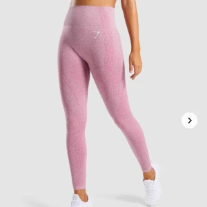 Nya Gymshark leggings - Ett par näst intill nya Gymshark byxor i modellen ”Vital Seamless Leggings”. De är endast använda en gång. Säljer för att dem är för små för mig, så de är relativt små i storleken då jag i vanliga fall är en S.