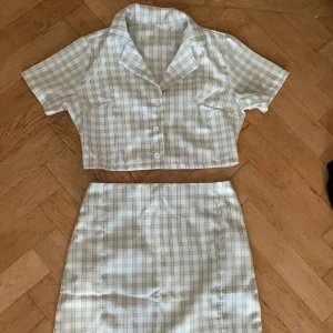 Set med skjorta och kjol!  - Rutigt set med skjorta och kjol, säljer endast pga fel storlek! Så helt i nyskick! Setet passar någon med storlek XS/S. Se sista bilden för bäst motsvarande färg! 😊