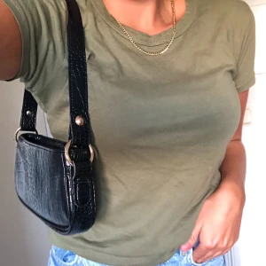 T-shirt  - T-shirt från pull & Bear. Skönt material och inte mycket använd. Storlek M. 59kr frakt ingår!  💛💫