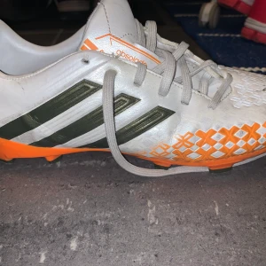 Adidas fotbollsskor - Få använda adidas fotbollsskor