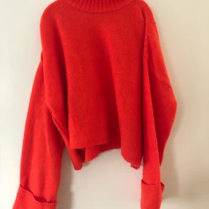 Stickad tröja från Gina Tricot - Stickad tröja i fantastisk orange färg🧡. Nypris ca 200kr. Vid köp står köparen för frakt eller så möts vi upp i kvarnby. 