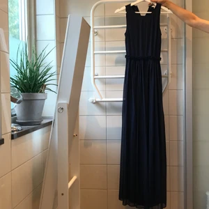 Lång Klänning - Lång Klänning i storlek 35 mörkblå. Använd och tvättad en gång. Plus frakt 66kr