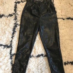 Vinyl Nakd-byxa storlek 34 - Glansiga tighta byxor high waist från Nakd bästa ”fest byxan” tyvärr för små för mig nu, använda ett par gånger