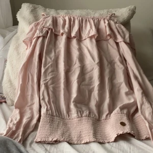 Tröja - En ofshoulder tröja. Har aldrig används. Sälj för 70kr.