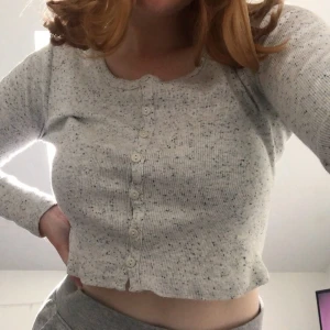 Crop Top, Grå - Croptop från HM (divided). Väldigt fin💗 fler bilder kan skickas, köparen står för frakten. Kan mötas i Malmö eller Lund 💗