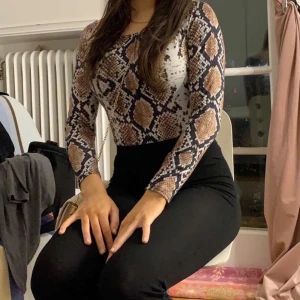 Body  - Säljer min body i ormmönster från boohoo. Då jag tog för liten storlek. Använd endast två gånger.