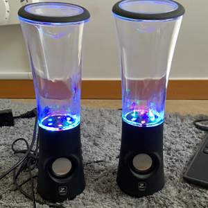 2 stycken zombie water speaker BT. Dessa vattenhögtalare har ljusfontän. Högtalarna har inga sprickor eller repor. Ljudet funkar som vanligt