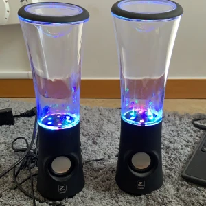 Högtalare - 2 stycken zombie water speaker BT. Dessa vattenhögtalare har ljusfontän. Högtalarna har inga sprickor eller repor. Ljudet funkar som vanligt