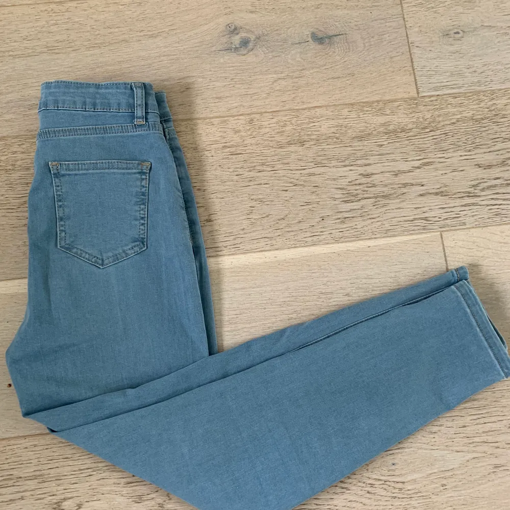 Säljer jeansen då jag knappt använt de. Jag är 160 cm och man ser hur de ser ut på mig. ⚡️Frakten är gratis!!⚡️. Jeans & Byxor.