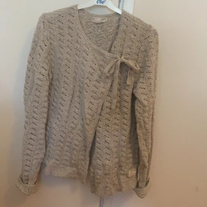Odd molly kofta - Säljer en beige stickad Odd molly kofta strl 4. Sparsamt använd, fint skick. 200kr. Köpare står för frakt.