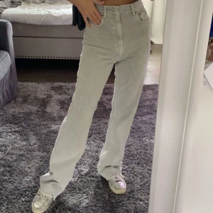 Grå jenas från Zara  - Jätte snygga gråa jeans från zara i storlek 36. Dom är helt oanvända och säljer pågrund av att dom är för stora. Köpta för 400kr.💗