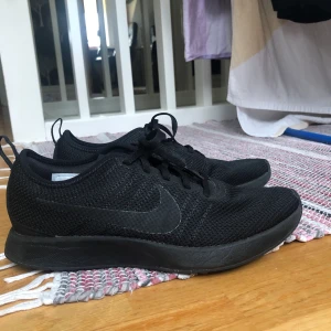 Träningsskor Nike  - Nästintill oanvända träningsskor från nike. Storlek 39⛹🏽‍♀️ köparen står för frakten💌