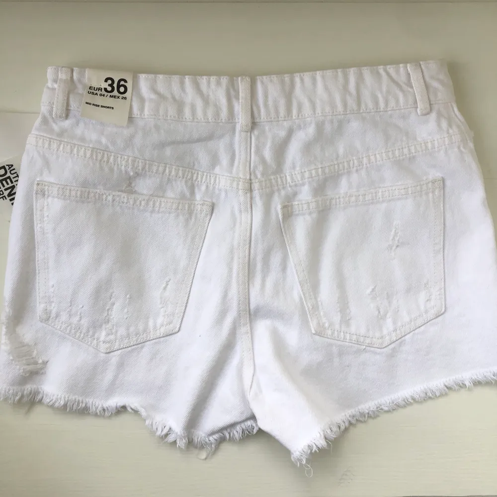 Vita jeansshorts som aldrig är använda! Frakt 63 kronor om paketet ska kunna vara spårbart!💕. Shorts.