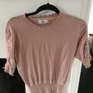 Noanoa - Jättegullig gammel-rosa tröja passar mig som är M men också xs