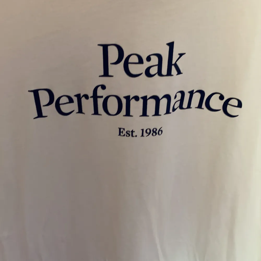 Säljer min peak performance T shirt. Använt den 1 gång. Köpte den för 350 kr. Inte min stil. Passar S.. T-shirts.