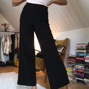 Svarta vida byxor - Svarta vida byxor i tunnare material, tyvärr för korta för mig :( 