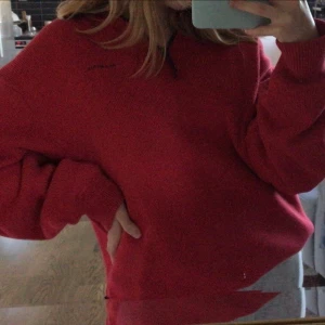 Röd Stickad zip up! - Jättefin och bekväm stickad zip up tröja som jag köpt second hand! Den sitter ganska oversized på mig som är en S!