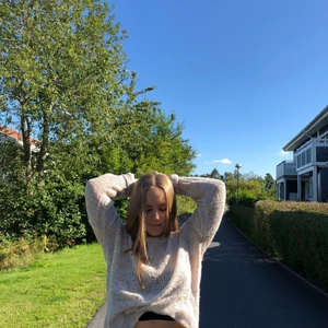 Tunn stickad tröja  - Färgglad stickad tröja, perfekt över ett linne eller bara för sig själv. Personen på bilden har storlek S! Frakt tillkommer💕