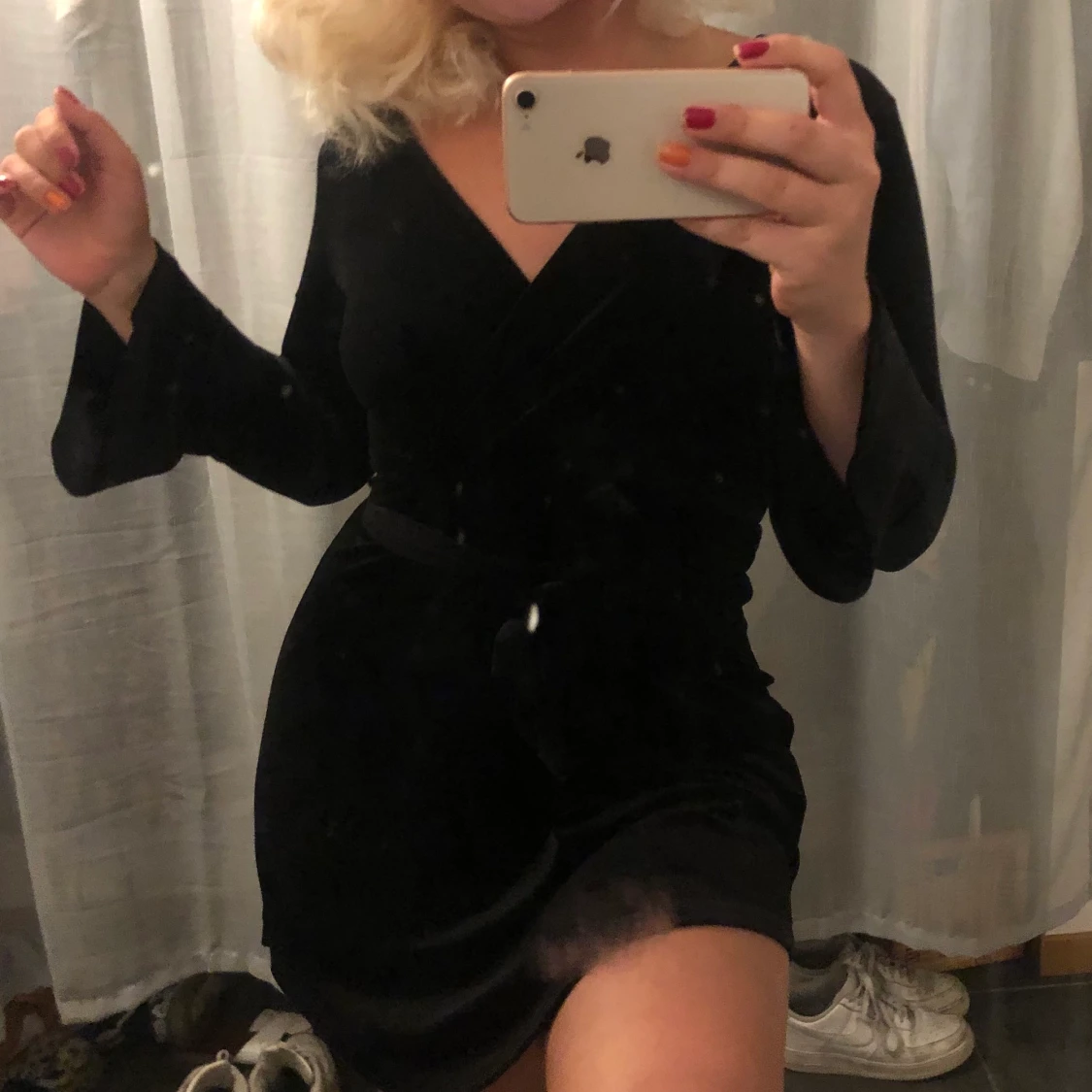 Svart klänning i sammetsmaterial