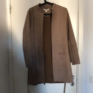 Mocka kappa strl 36 brun - Mocka kappa i färgen brun storlek 36 och passar till knäna till tjejer i längden 1.65 cm