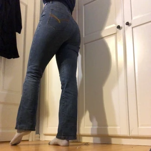 2000s jeans - Flare/bootcut jeans. Troligtvis från tidigt 2000-tal, fint skick. Stretchiga med fin passform. Midjemått ca 80cm. Jag är 176. SAMFRAKTAR