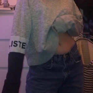 Tröja - Säljer nu min gråa Hollister tröja med detaljer på! Skön och mysig med fin passform. Inga skador eller fläckar🤍