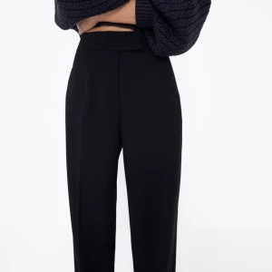 Kostymbyxor  - Lite bredare kostymbyxor från zara i storlek Small. Jag hittade ingen storleksguide men jag är 162 cm lång och de va för långa för mig. 