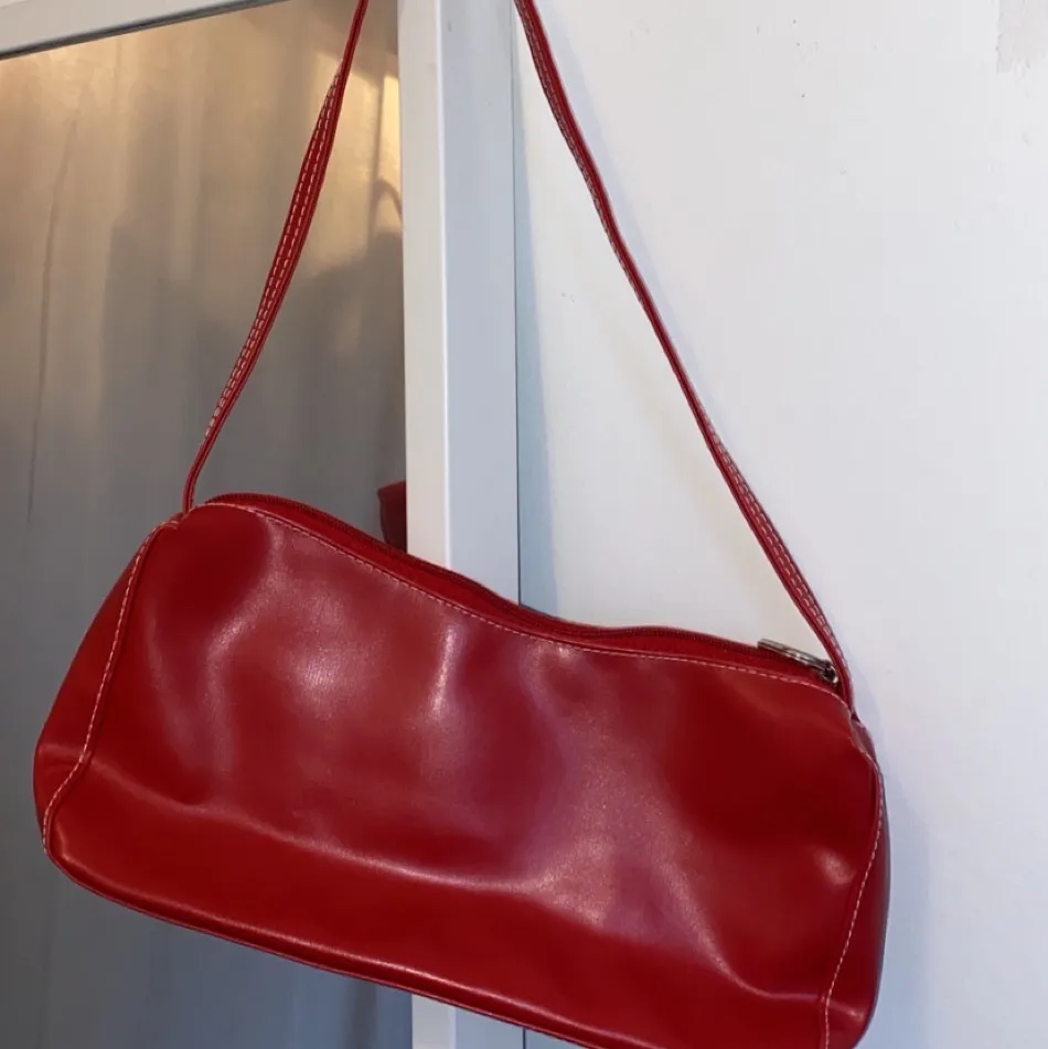 Jättesöt röd baguette väska. Skriv vid intresse. 💞💞💞. Väskor.