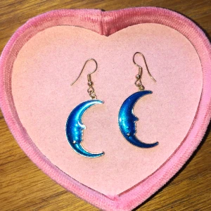 måne 🌜  - jättefina örhängen 💖 60kr + gratis frakt!