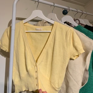 Gul topp - Jättesöt gul blus:) skulle säga att den är xs/s