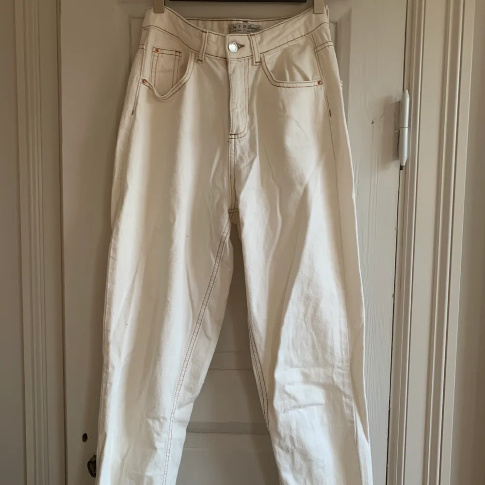 Säljer dessa fina jeans i en crémevit färg🤍🤍 de sitter superfint och har en momjeans model! Jag kan skicka dem mot fraktkostnad!!🌸💗💕. Jeans & Byxor.