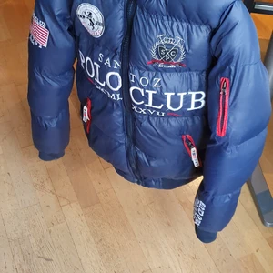 Puffer jacka från Polo sontozo  - En vintage puffer jacka från Polo sontozo I mycket bra skick och passar till båda kön. Passar till båda kön. Och passar från xs_ beror på hur man vill ha den. Den  är mycket varmt. Finns fler bilder och bud I kommenterna ink  frakt.
