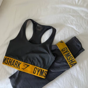 Gymshark set  - Assnyggt träningsset från gymshark i en fin mörkgrå färg!! Delarna kan säljas separat🥳 setet är välanvänt och älskat!! 