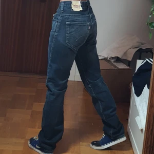 Levis Jeans - Coola 504 straight Levis jeans💫Sitter löst på benen samt ganska low waist. Priset är diskuterbart💖