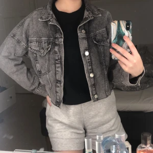 Jacka  - Säljer denna fina jeans jacka från h&m. Aldrig använd. Den är lite kortare och går precis över rumpan vilket jag tycker är jätte snyggt. Det är en jacka i storlek S men passar som XS/S/M de beror på hur man vill att den ska sitta. Köpte den för 600kr men säljer den för 200. Pris går att diskutera o är öppen för förslag 