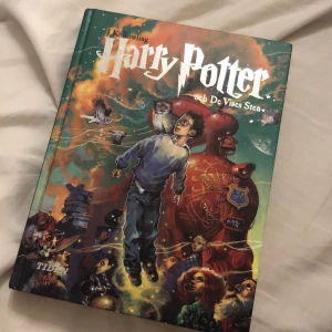 Harry potter bok - Harry potter och de vises sten (bok 1 av 8) I stort sett som nyskick bara att man ser i början att boken har öppnats (se bild 2) 110 kr inklusive frakt 