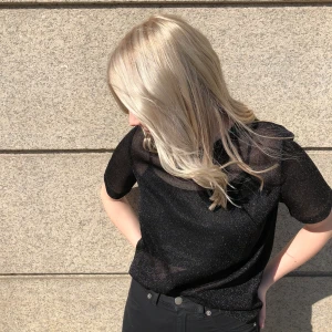 Topp - Säljer denna genomskinliga glittriga topp💘