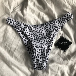 Bikiniunderdel från Zaful - Jättefin bikiniunderdel som tyvärr inte passar mig. Aldrig använd med lappar och hygienskyddet kvar. Priset är inklusive frakt🤍