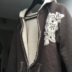 Y2k hoodie - Världens finaste hoodie helt fodrad med teddy ludd. I fint skick med markerade sömar och detaljer på framtidan. Den är väldigt varm och skulle uppskatta att den passar en storlek S-M. Budgivning i kommentarerna avslutas 24/1 ledande bud: 260kr