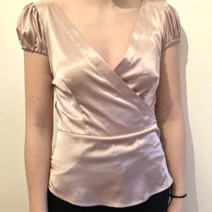 Satintopp från zara, storlek S-M.  - Ljusrosa/beige satintopp från zara. Använd ett fåtal gånger, i fint skick. Storlek M men rätt liten i storlek så passar även en S. 