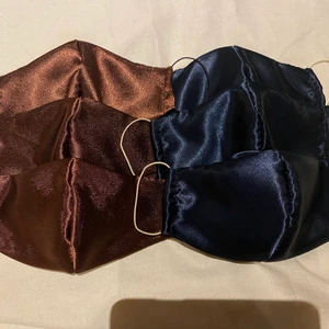 Satinmask/skyddsmask - Maskerna är sydda utefter Folkhälsomyndighetens rekommendation om 3 lager. Masken tvättas efter användning och kan därför återanvändas. Masken är sydd i satin vilket är skonsamt mot huden!🤍 Färger som finns: Brun, blå, röd och rosa (se andra annonser)
