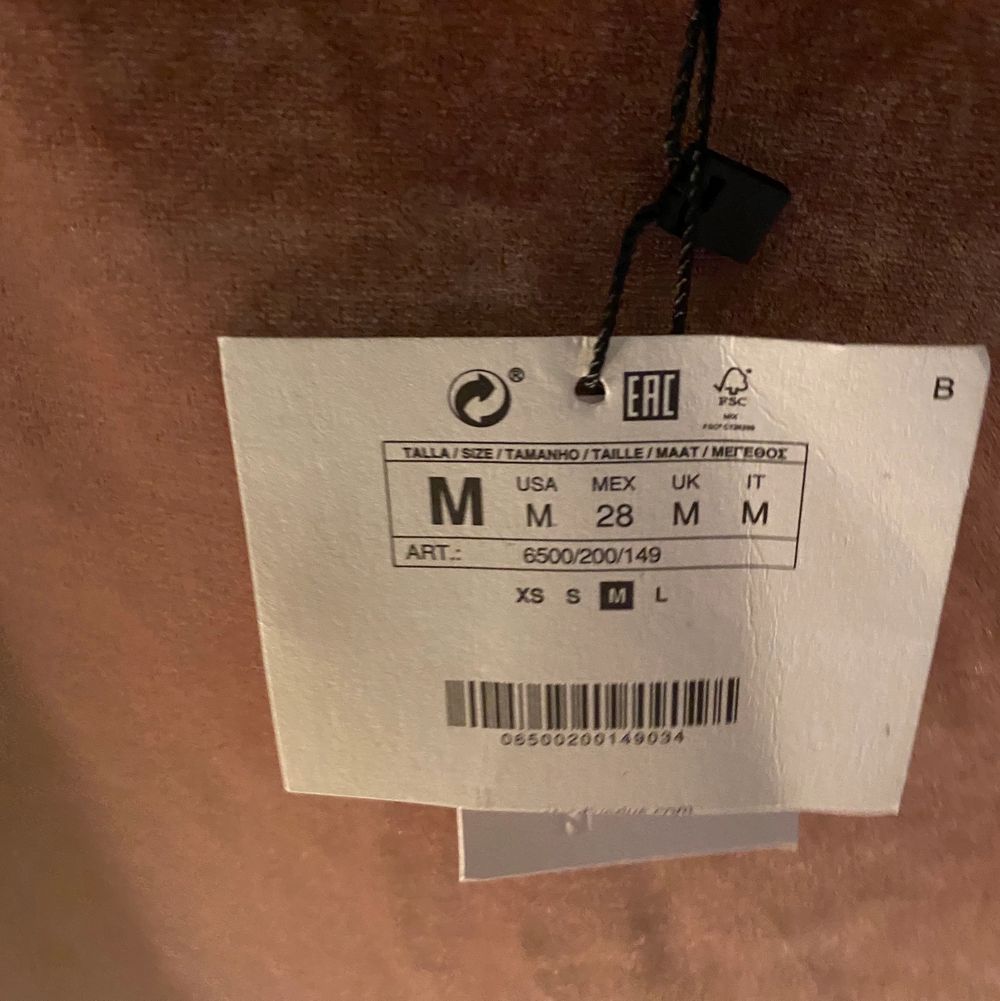 Very nice soft (daim like fabric) top, with a double lining on the chest (covers if you want to not wear a bra). It’s new, the tag is still on! The size is M. Toppar.