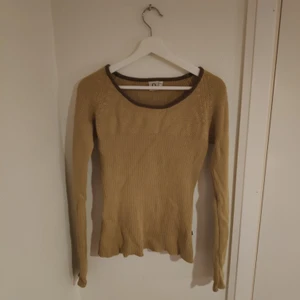 Ribbad tjocktröja - Gulgrön ribbad tröja från märket connect. 