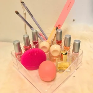 Smink förvaring🤍🤍 - Jättefin o bra sminkförvaring för o förvara nagellack sminkborstar krämer mm🤍🤍 De blir mycket enklare o hålle reda på sina grejer o de ser så sjukt snyggt ut🤍🤍
