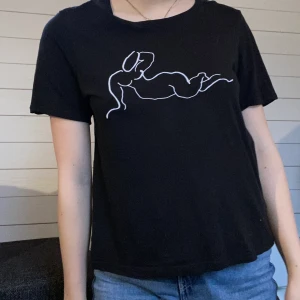 Svart t-shirt i strl small - Svart t-shirt från monki i storlek S med tryck